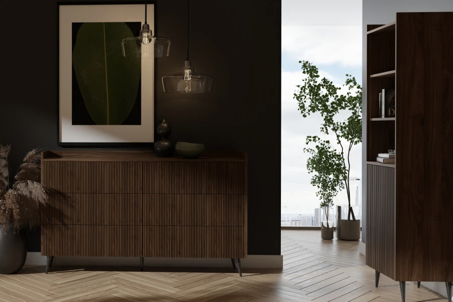 Dunkle Kommode und Regal der Dalia Kollektion in einem stilvollen Wohnzimmer mit Pflanzen.