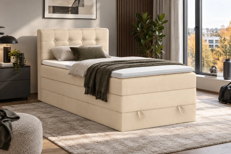 Beiges Boxspringbett mit Bettkasten-Funktion und gestepptem Kopfteil im Schlafzimmer.