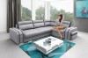 Hellgraues L-Sofa mit dunklen Kontraststreifen in modernem Wohnambiente.