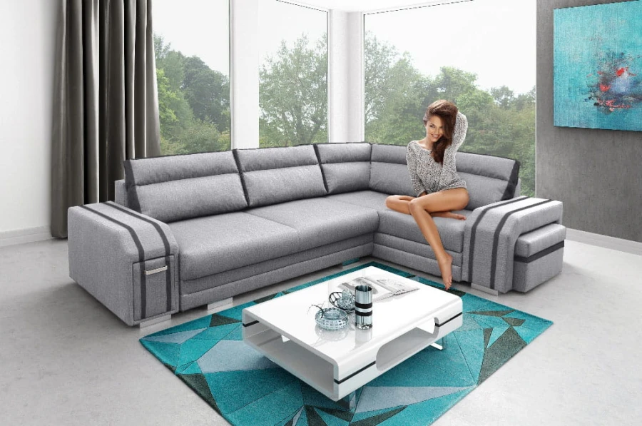 Hellgraues L-Sofa mit dunklen Kontraststreifen in modernem Wohnambiente.