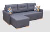 Dunkelgraues Ecksofa mit bunten geometrischen Kissen und Holzfüßen.