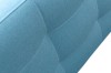 Nahaufnahme des blauen Möbelstoffs mit feiner Textur und moderner Rautensteppung.