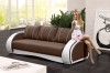 Modernes Sofa in Braun und Weiß, Wohnzimmer-Ambiente mit sitzender Frau.