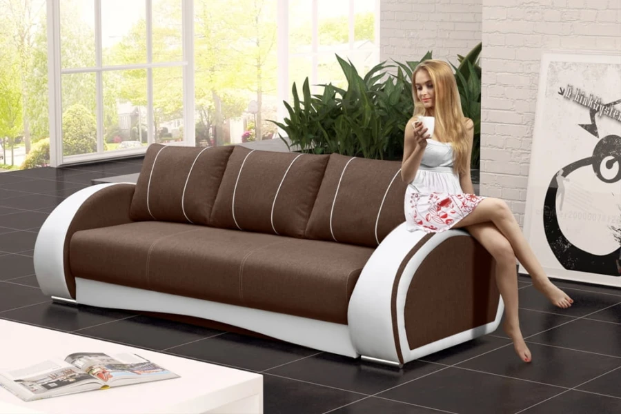 Modernes Sofa in Braun und Weiß, Wohnzimmer-Ambiente mit sitzender Frau.