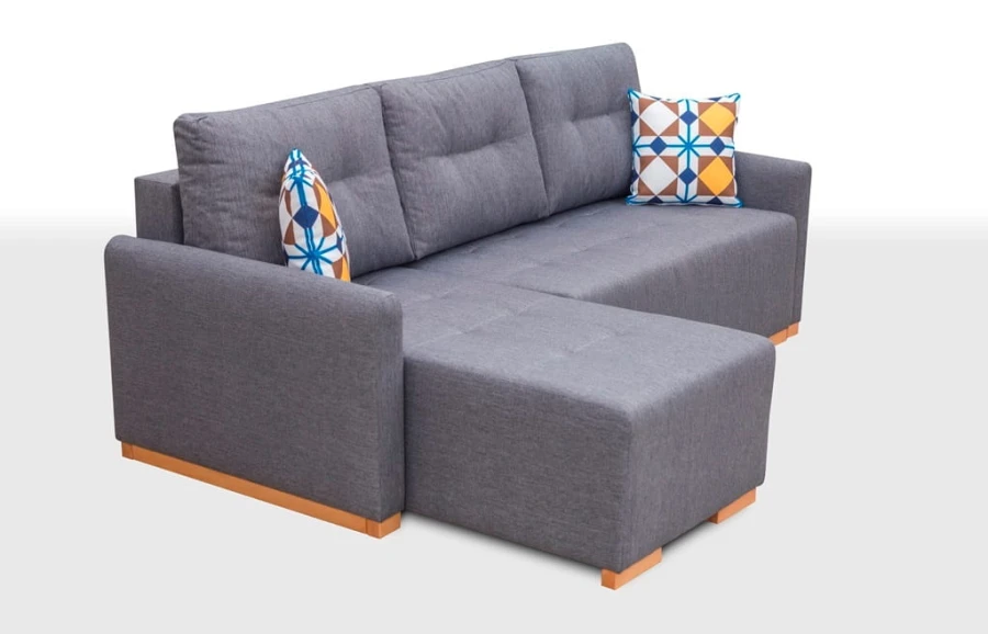 Modernes graues Ecksofa mit bunten Dekokissen auf weißem Hintergrund.