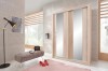 Eleganter Kleiderschrank in Eiche-Nachbildung mit Spiegeltüren in modernem Zimmer-Ambiente.