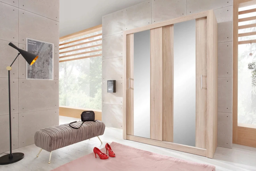 Eleganter Kleiderschrank in Eiche-Nachbildung mit Spiegeltüren in modernem Zimmer-Ambiente.