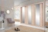 Moderner Schwebetürenschrank in Eiche-Optik mit Spiegelstreifen für das Schlafzimmer.