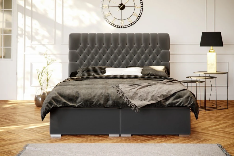 Modernes graues Boxspringbett in einem stilvoll eingerichteten Schlafzimmer.