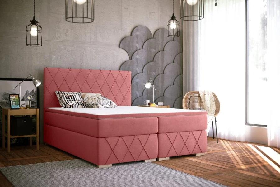 Elegantes rosa Boxspringbett mit Rautenmuster für ein gemütliches Schlafzimmer.