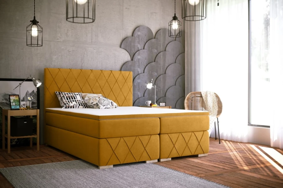 Senfgelbes Boxspringbett mit stilvoller Rautensteppung und hohem Kopfteil.