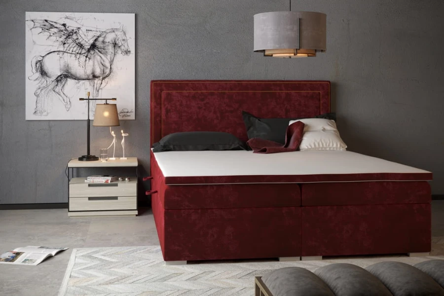 Elegantes Boxspring-Doppelbett in Weinrot mit Samtbezug für ein luxuriöses Schlafzimmer.