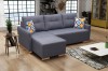Modernes graues Ecksofa im Wohnzimmer mit Dekokissen und Parkettboden.