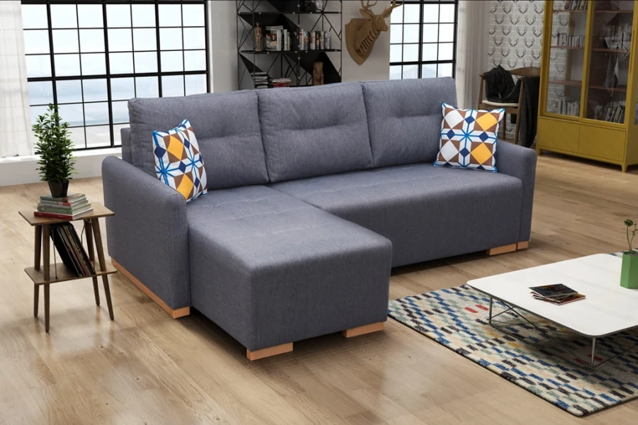 Modernes graues Ecksofa im Wohnzimmer mit Dekokissen und Parkettboden.
