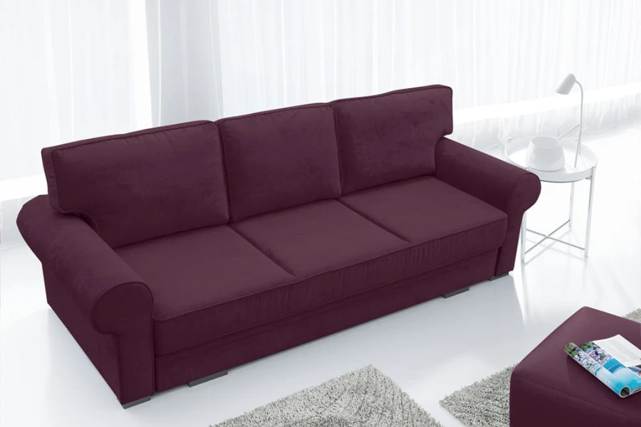 Violettes 3-Sitzer Sofa in einem eleganten, lichtdurchfluteten Wohnzimmer.