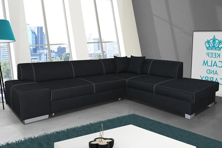 Elegantes schwarzes Ecksofa vor Fensterfront mit Stadtblick und blauem Teppich