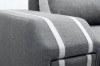 Nahaufnahme der hochwertigen Textilstruktur und hellen Designstreifen am Sofa.