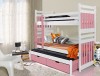Weißes Etagenbett mit pinken Details und ausziehbarem Unterbett für drei Kinder.