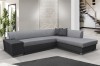 Graues Ecksofa mit dunklem Sockel in einem modernen, minimalistischen Wohnbereich.