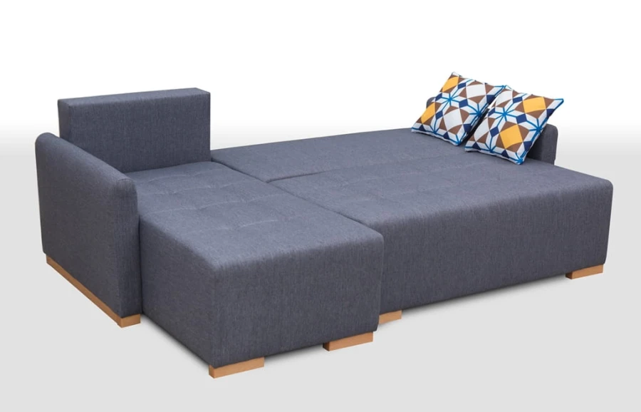 Graues Ecksofa mit Schlaffunktion und bunten Kissen in Liegeposition.
