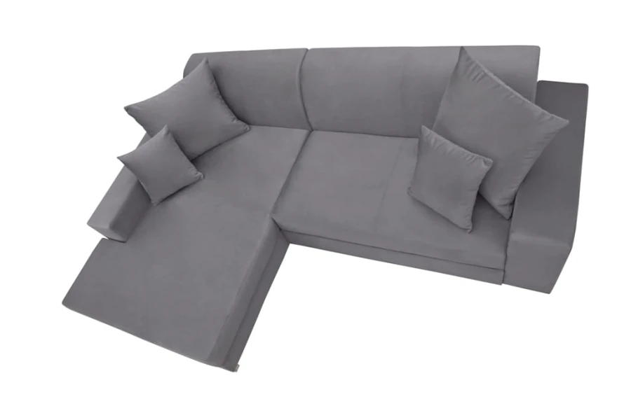 Draufsicht eines hellgrauen Ecksofas mit weichen Polstern vor neutralem weißem Hintergrund.