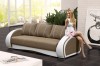 Modernes 3-Sitzer Sofa in Braun und Weiß mit geschwungenen Seiten.