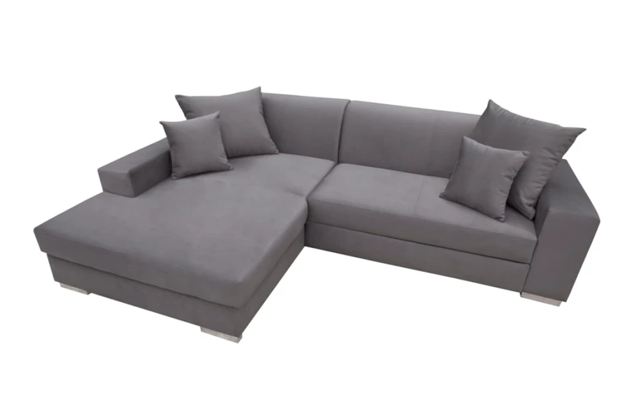 Modernes graues L-Sofa mit passenden Zierkissen