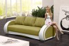 Olivgrünes Design-Sofa mit weißen Akzenten und bequemen Kissen.