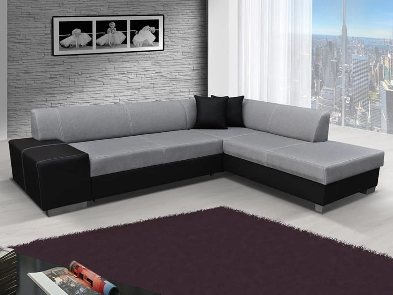 Zweifarbiges Ecksofa in Grau und Schwarz in einem modernen Loft mit Skyline-Aussicht.