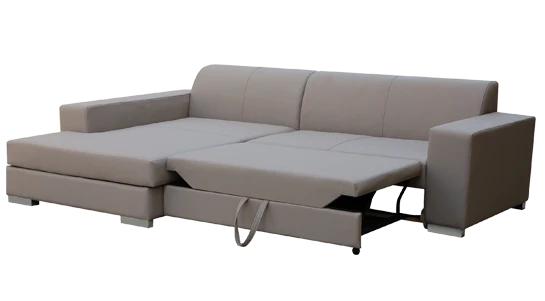 Beiges Ecksofa mit praktischer Ausziehfunktion für eine Schlaffunktion.