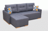 Modernes graues L-Form Sofa mit Polsterung und farbigen Akzentkissen.