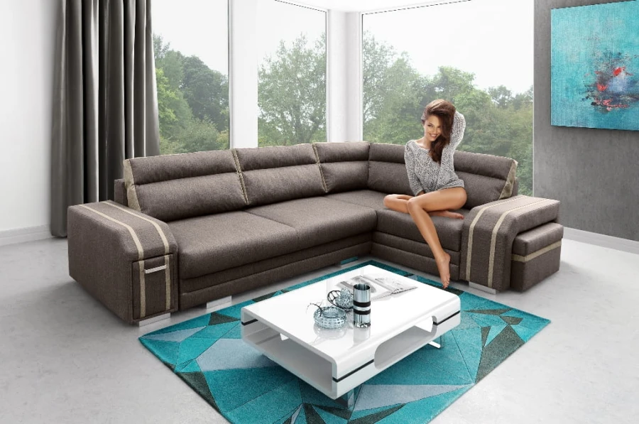 Braunes Ecksofa in gemütlichem Wohnzimmer mit weißem Couchtisch und Teppich.