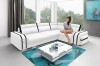 Weißes Ecksofa mit schwarzen Details und modernem Couchtisch.