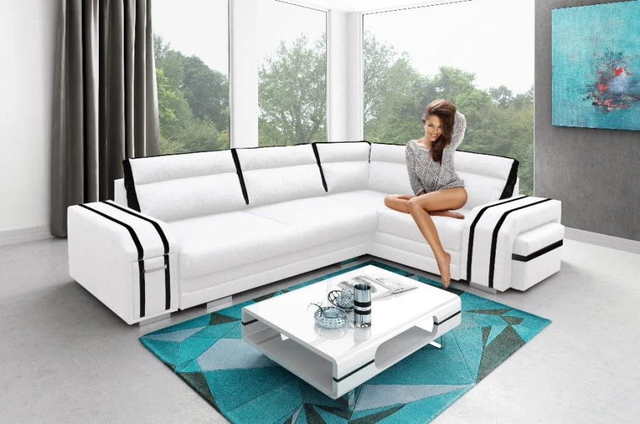 Weißes Ecksofa mit schwarzen Details und modernem Couchtisch.
