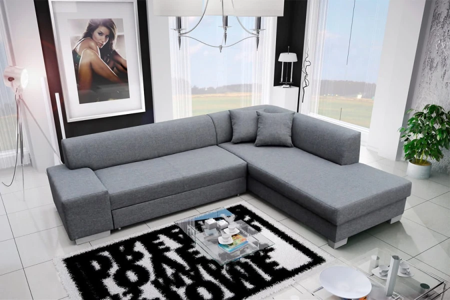 Graues Ecksofa auf gemustertem Teppich in hellem, modernen Wohnzimmer