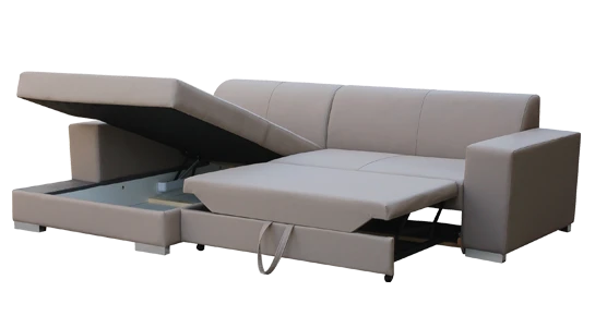 Ecksofa mit ausgeklappter Schlaffunktion und offenem Bettkasten für Stauraum.