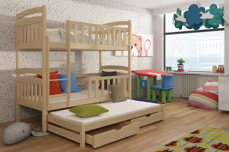 Helles Holz-Etagenbett für drei Kinder in einem farbenfrohen Kinderzimmer.