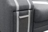 Detailansicht der Armlehne eines grauen Stoffsofas mit Griff für die Schublade.