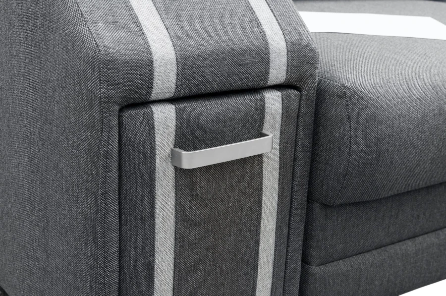 Detailansicht der Armlehne eines grauen Stoffsofas mit Griff für die Schublade.