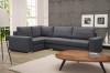 Modernes dunkelgraues Ecksofa im Wohnzimmer mit Holztisch und hellem Teppich.