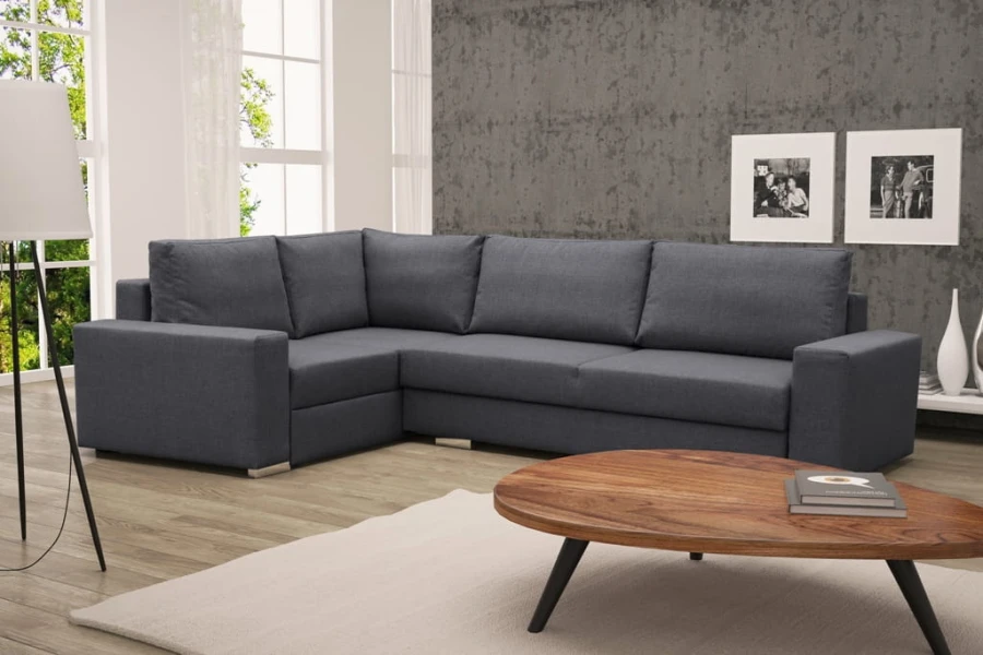 Modernes dunkelgraues Ecksofa im Wohnzimmer mit Holztisch und hellem Teppich.