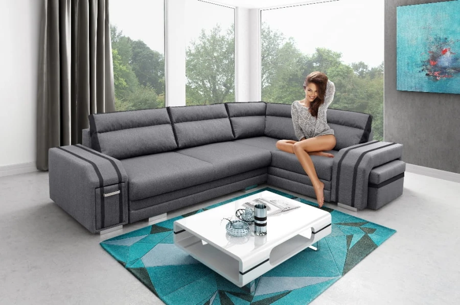 Graues Ecksofa in modernem Wohnzimmer mit Couchtisch und Teppich.